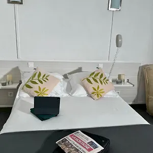 https://hotel-de-la-tour-le-chambon-feugerolles.hotels-rhonealpes.com
